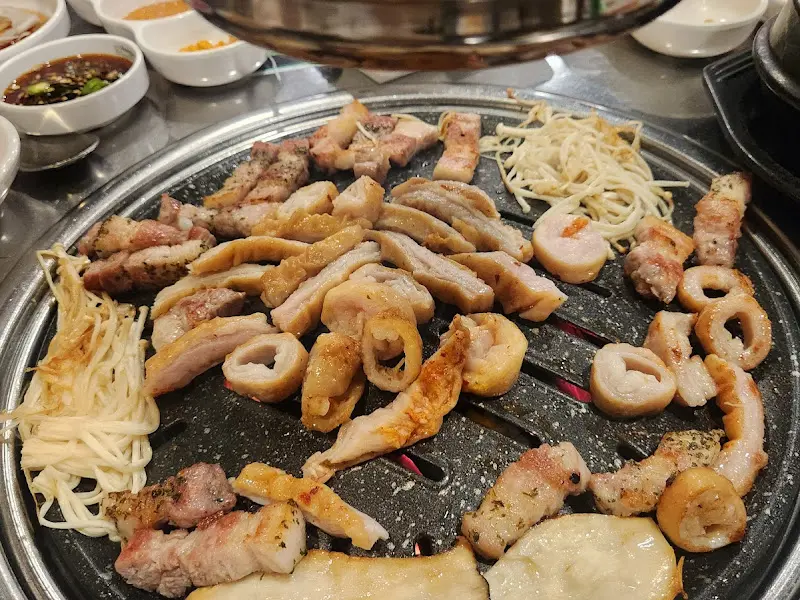 불판 위에 막창과 삼겹살이 함께 구워지는 모습