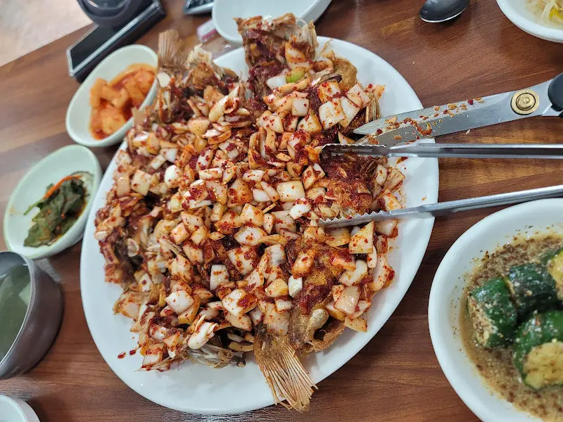 먹기 좋게 손질된 우럭튀김과 양파의 조화