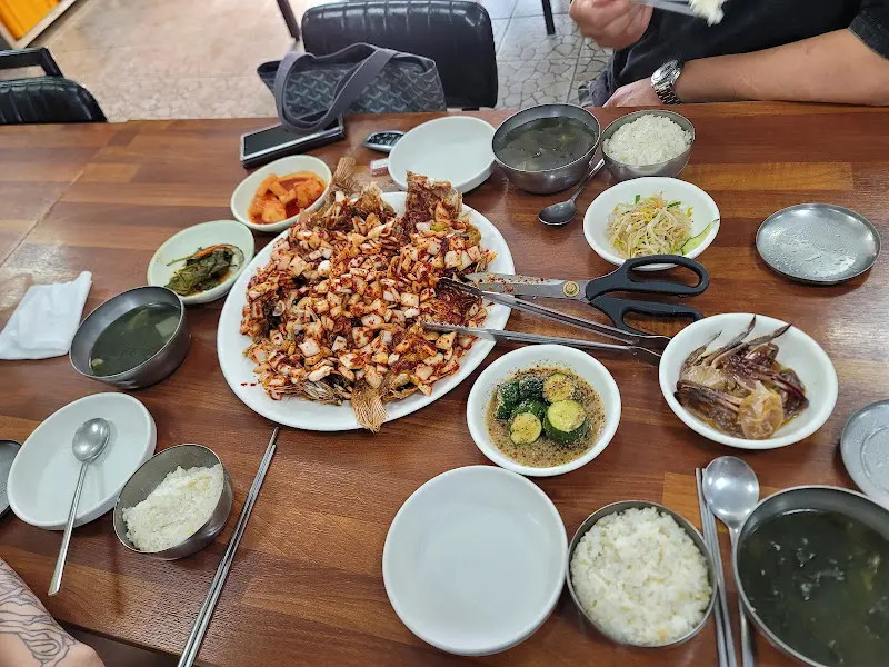 한 상 가득 차려진 우럭튀김 정식