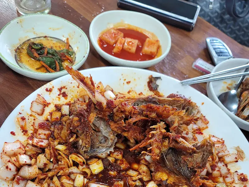 우럭튀김을 깨끗하게 비운 접시