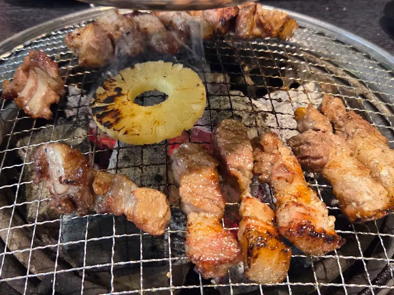 숯불 위에 구워지는 삼겹살과 파인애플