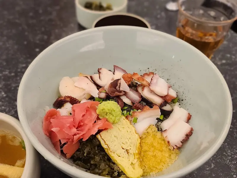 입맛을 돋우는 묵은지 문어국수