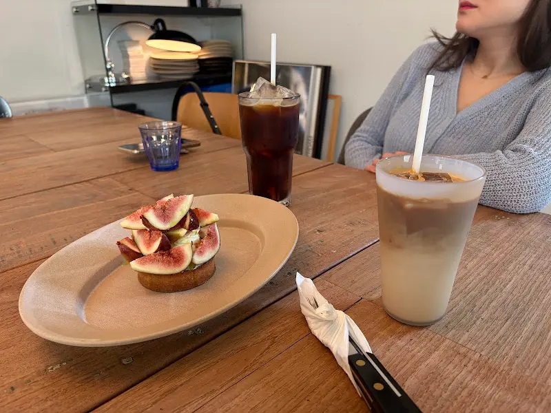 플랫화이트와 무화과 타르트