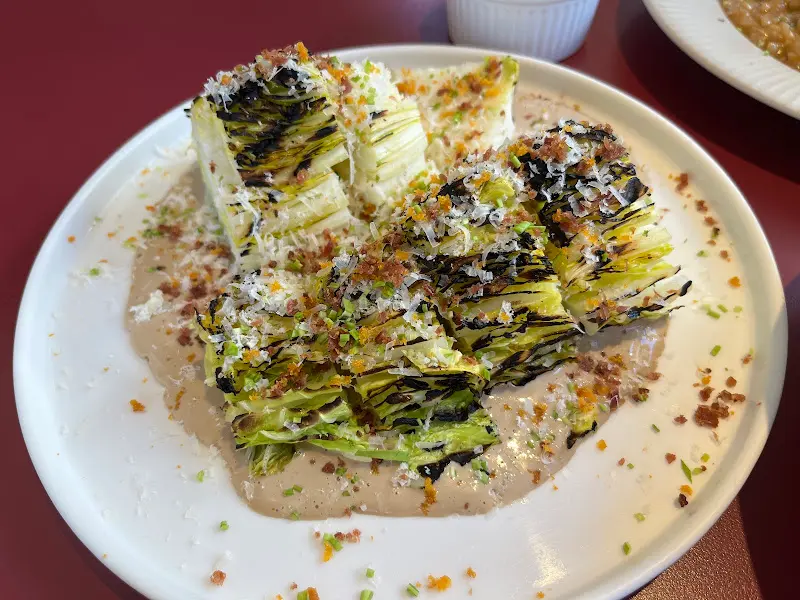 구운 알배추 샐러드의 클로즈업