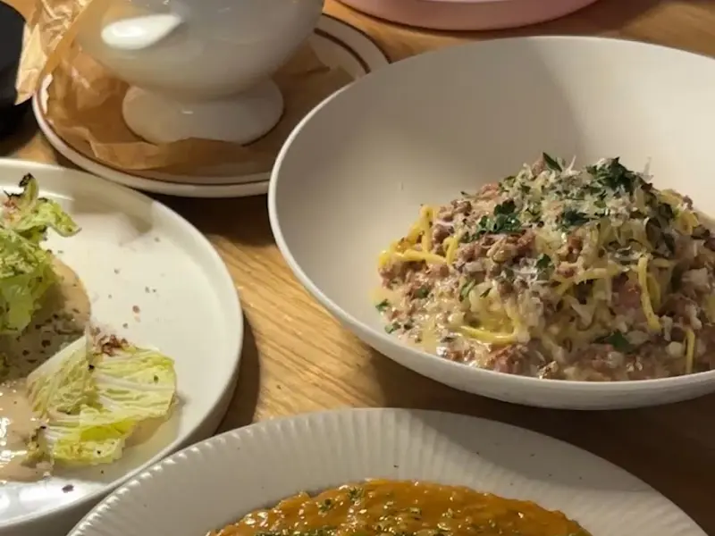 테이블 위에 놓인 파스타, 샐러드, 스프