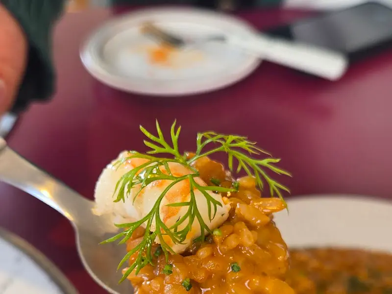 비스큐 리조또 위의 새우 클로즈업