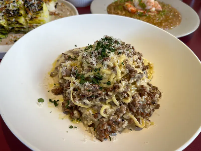 테이블 위에 놓인 세 가지 메뉴