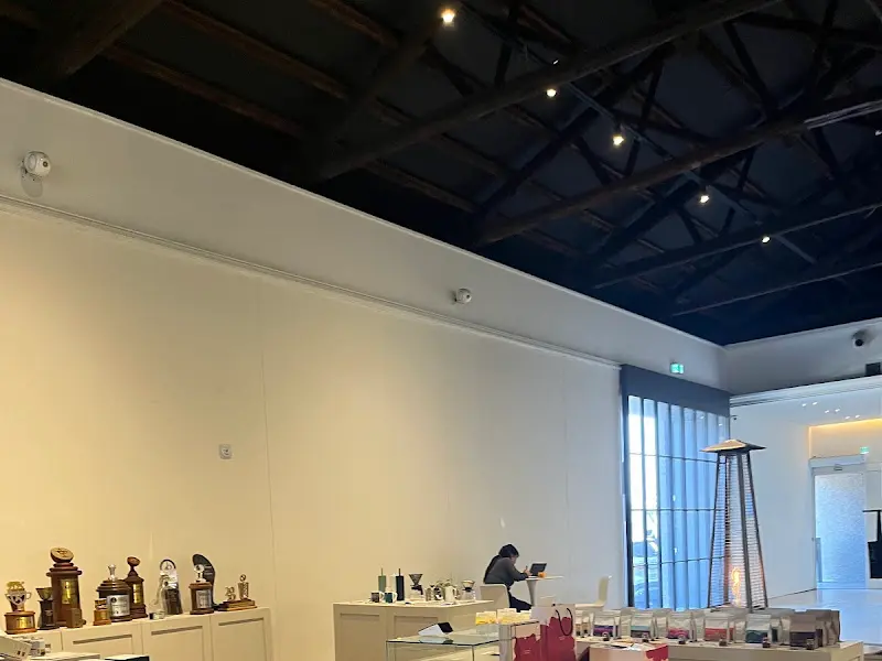 모모스커피 영도 로스터리의 넓은 내부