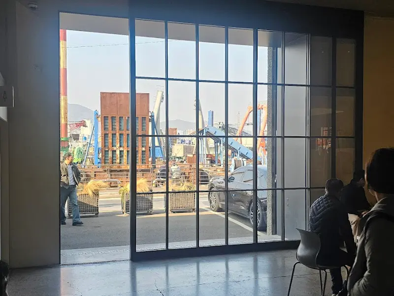 창밖으로 보이는 영도 풍경