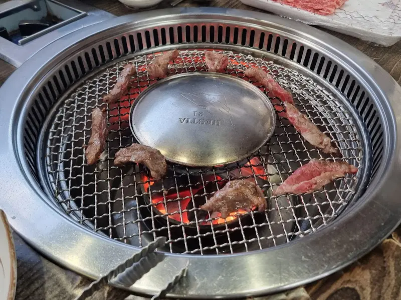 숯불 위에서 익어가는 한우