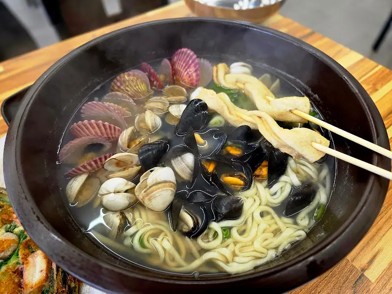 푸짐한 조개와 어묵이 들어간 조개칼국수