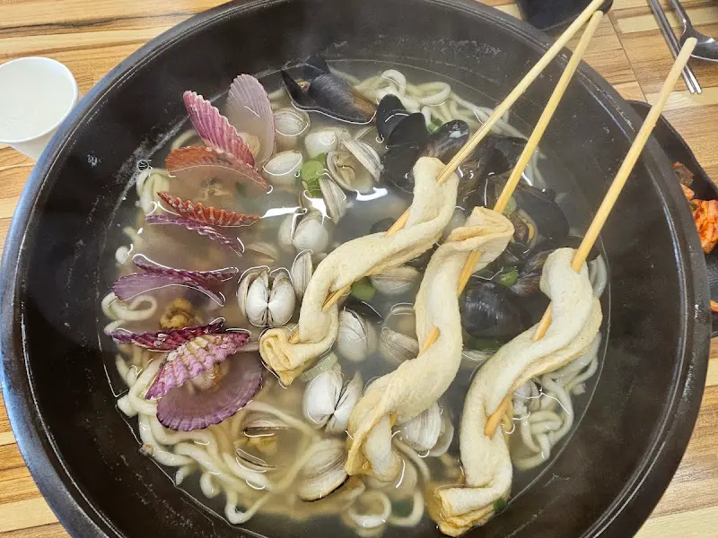 조개칼국수에 들어간 어묵꼬치