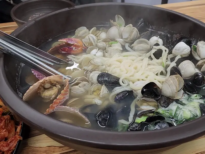 조마담 칼국수의 푸짐한 조개칼국수