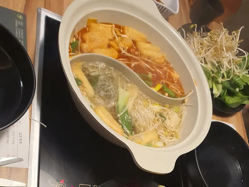 두 가지 육수가 담긴 냄비