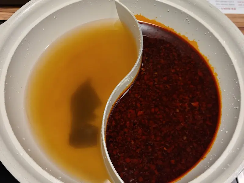 두 가지 육수가 담긴 냄비