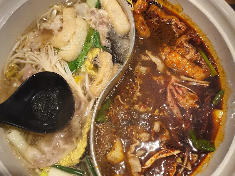 두 가지 육수가 담긴 냄비