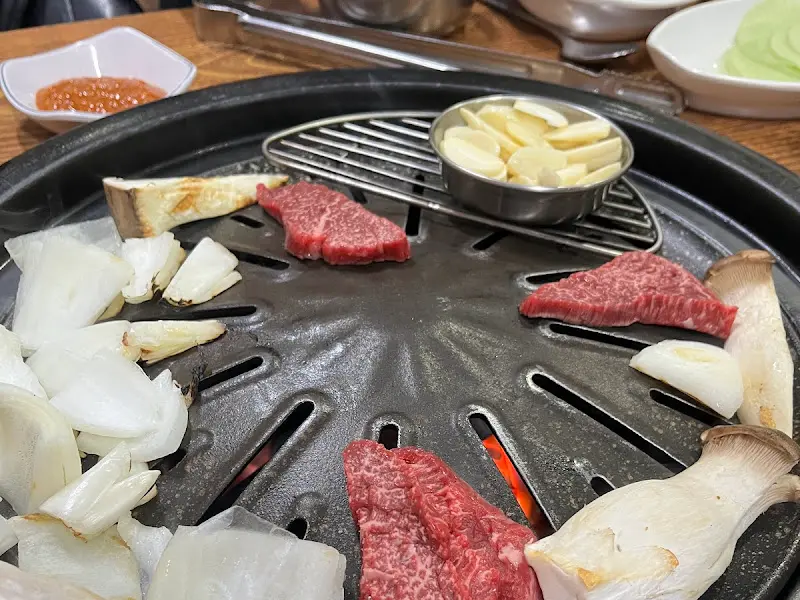 불판 위에서 익어가는 한우