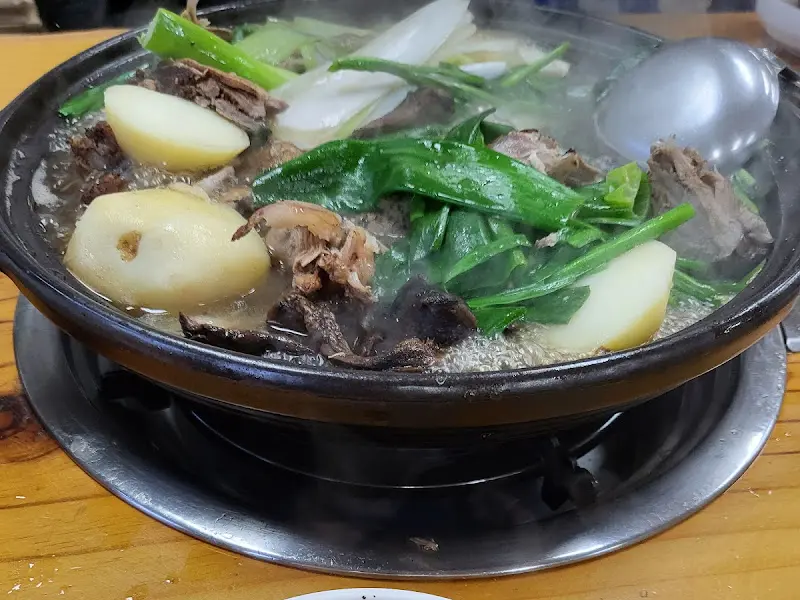 보글보글 끓고 있는 능이오리백숙