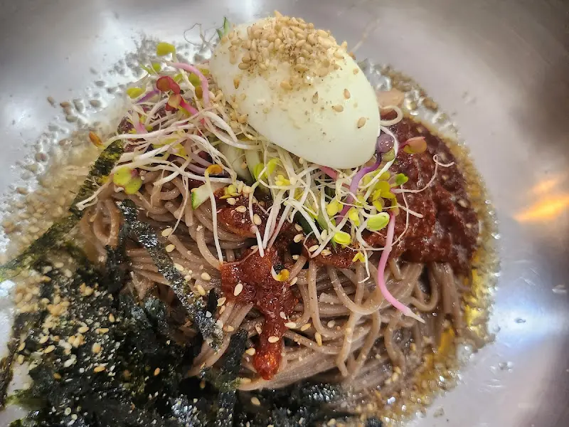 육회 막국수의 화려한 비주얼