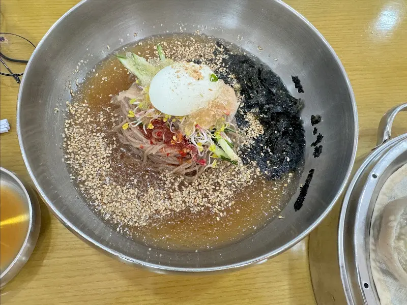 살얼음이 동동 떠 있는 물막국수