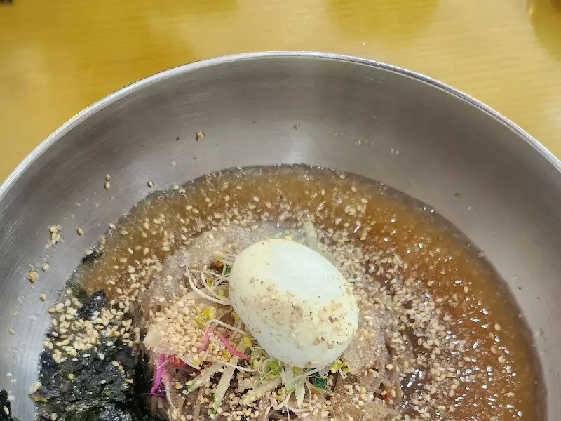 깨가 듬뿍 뿌려진 물막국수