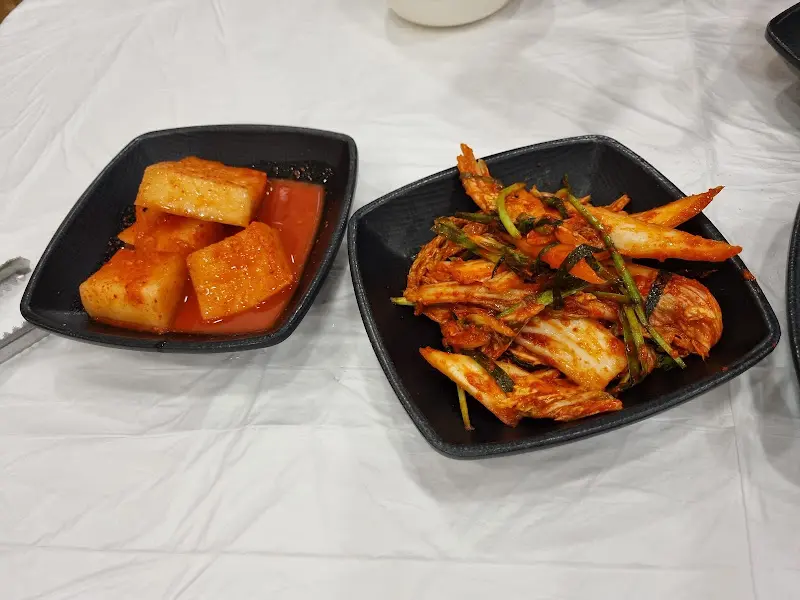 고려옥 밑반찬 (김치, 깍두기)