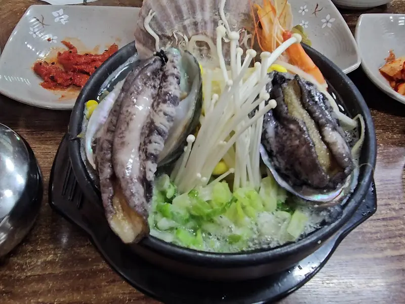 전복해물뚝배기