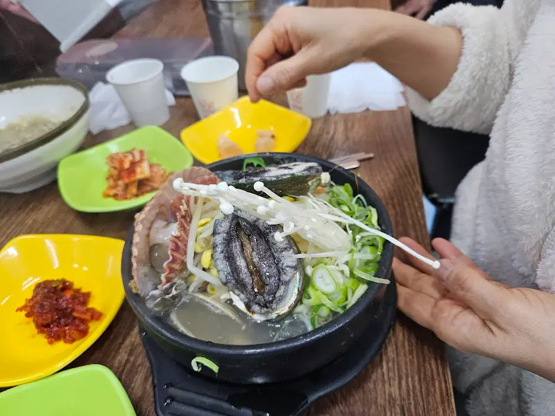 뚝배기 속 전복