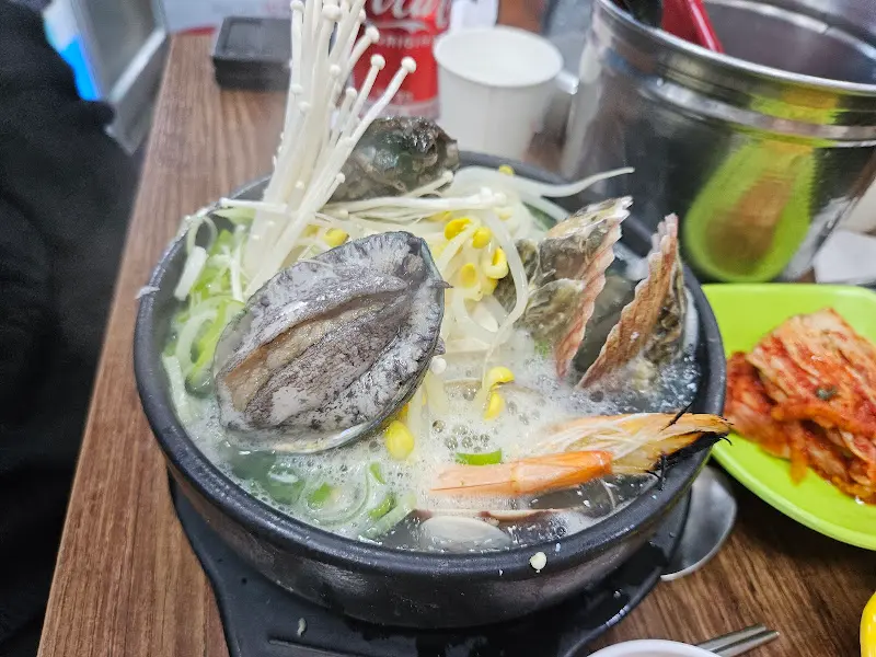 해산물이 가득한 뚝배기