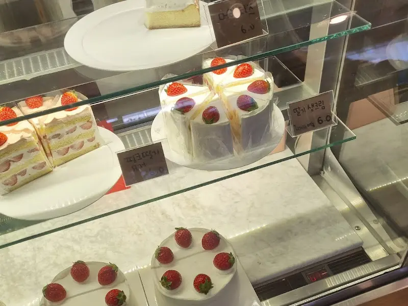 딸기가 듬뿍 올려진 딸기 케이크