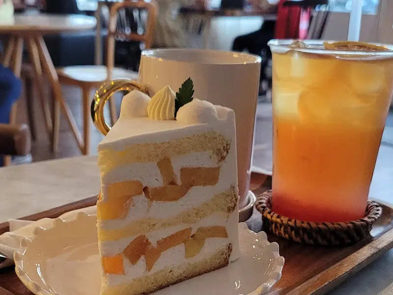 케이크와 음료가 함께 놓인 모습