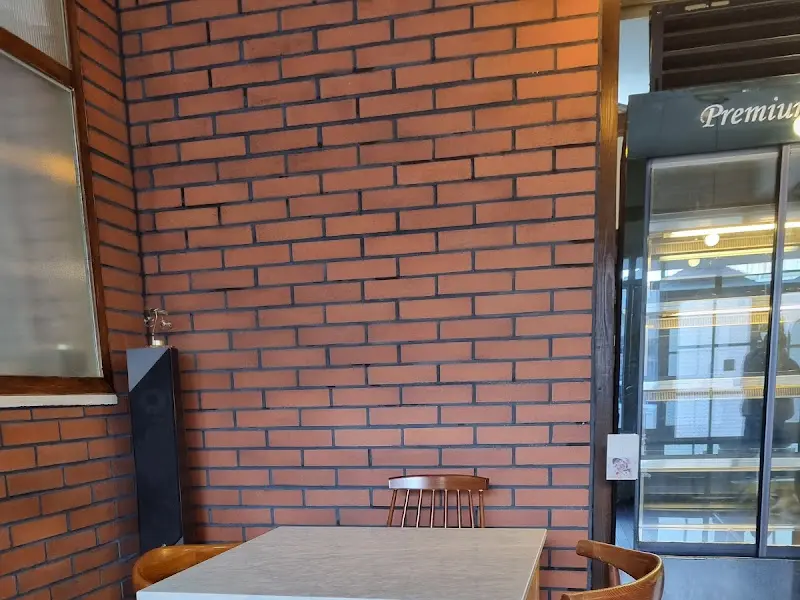 벽돌 벽면이 인상적인 내부 인테리어