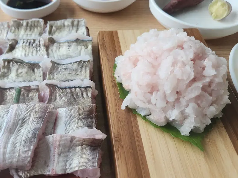 꽃처럼 활짝 핀 하모와 신선한 채소