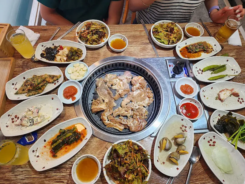 푸짐한 밑반찬과 돼지갈비