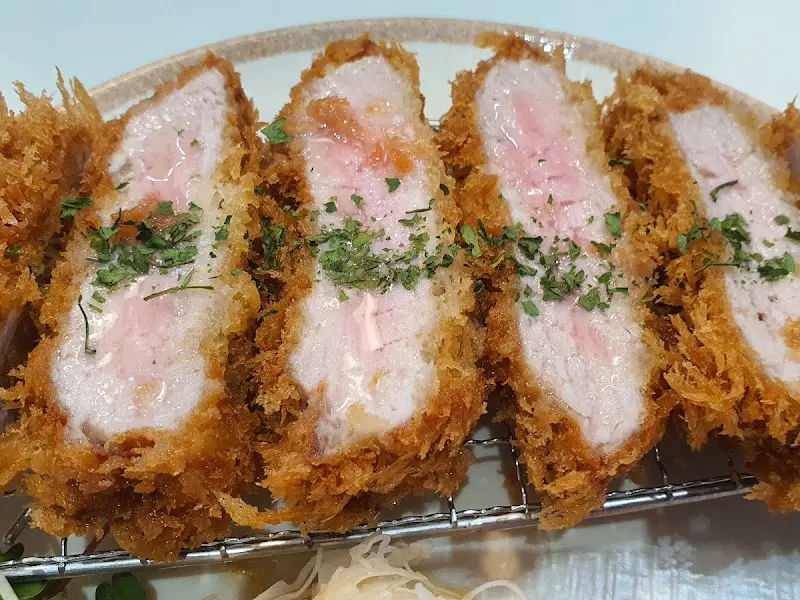 두툼한 돈까스의 단면