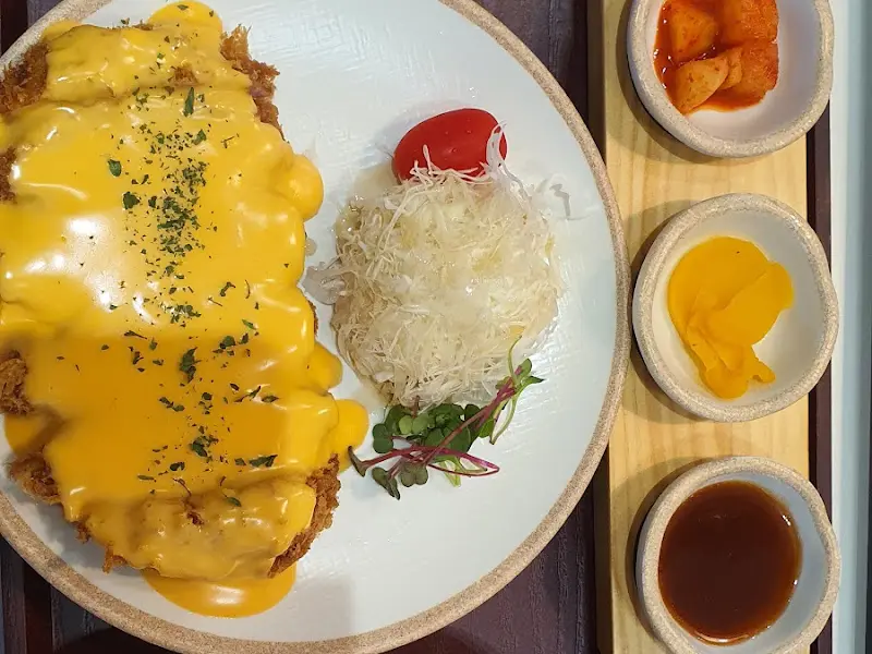 돈까스와 곁들임 메뉴