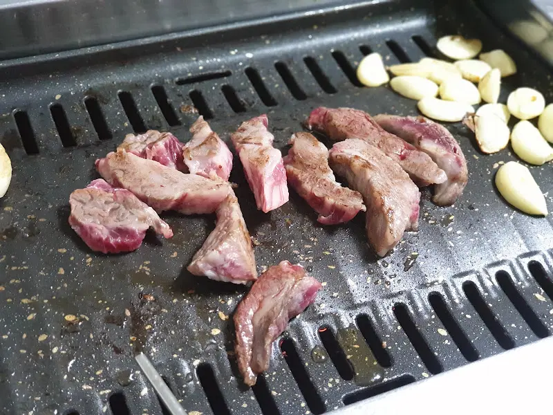 노릇노릇 구워지는 고기