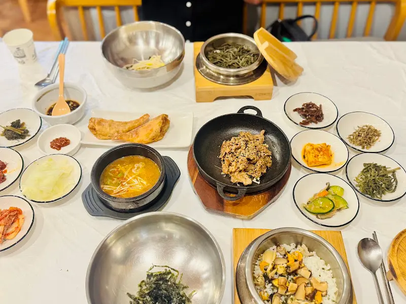 홍합섭솥밥정식 한상차림