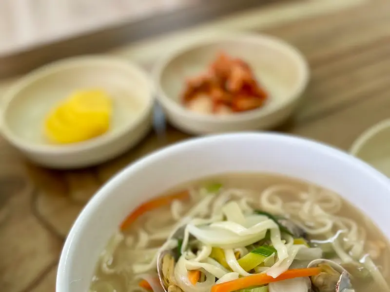 해물칼국수와 밑반찬