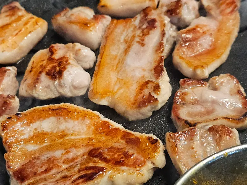 노릇노릇하게 구워진 삼겹살