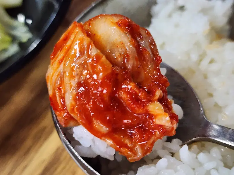 밥 위에 김치
