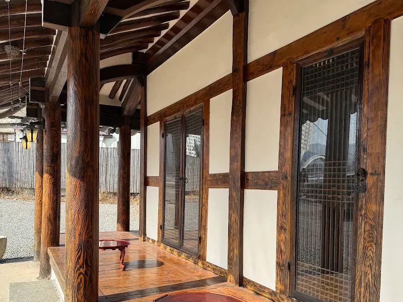 한옥의 고즈넉함이 느껴지는 내부