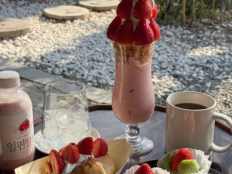 딸기 파르페, 딸기 모찌, 딸기 우유, 소금 크림빵으로 구성된 딸기 오마카세