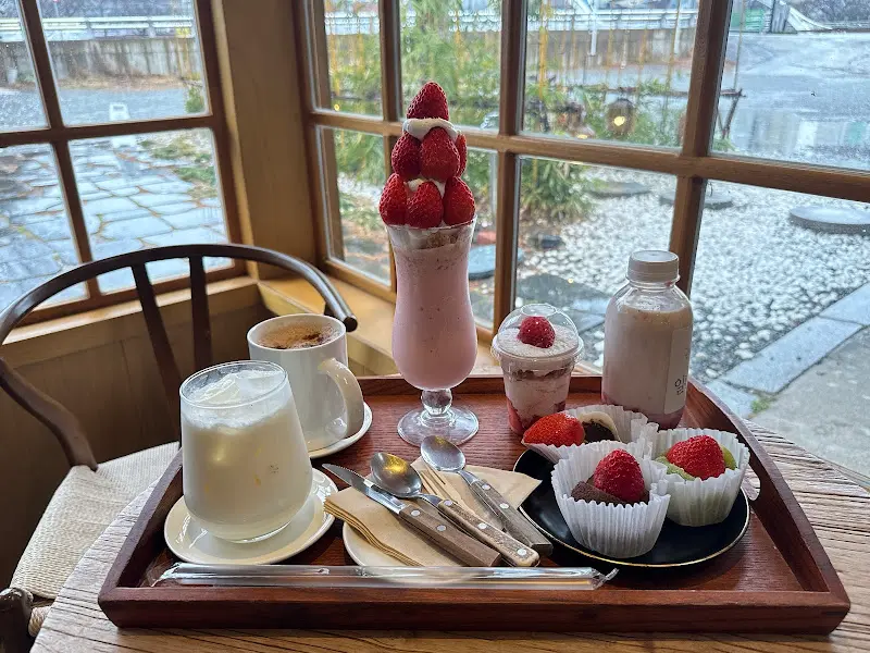 한상 가득 차려진 딸기 오마카세