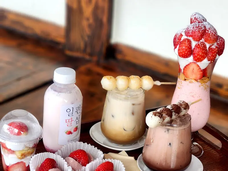 다양한 딸기 디저트들