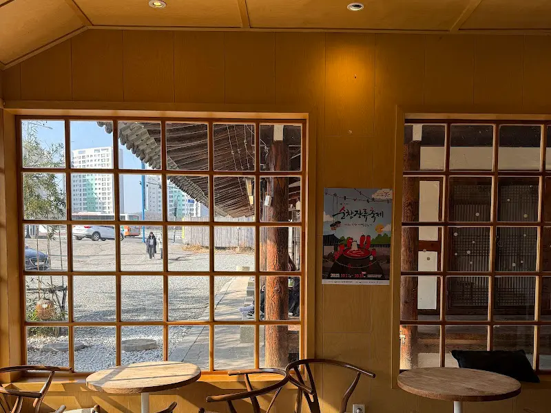 창밖 풍경이 보이는 카페 내부