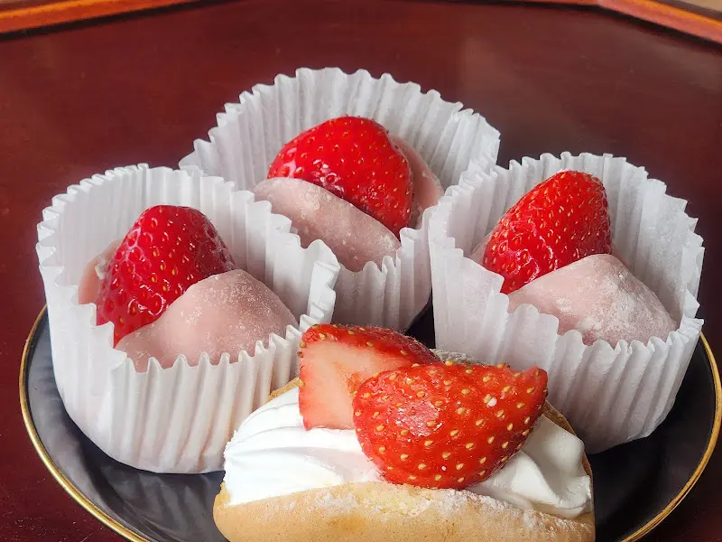 쟁반에 담겨 나온 딸기 디저트들