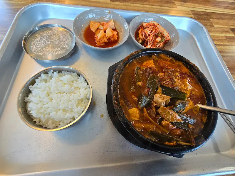 닭개장과 닭곰탕 한 상 차림