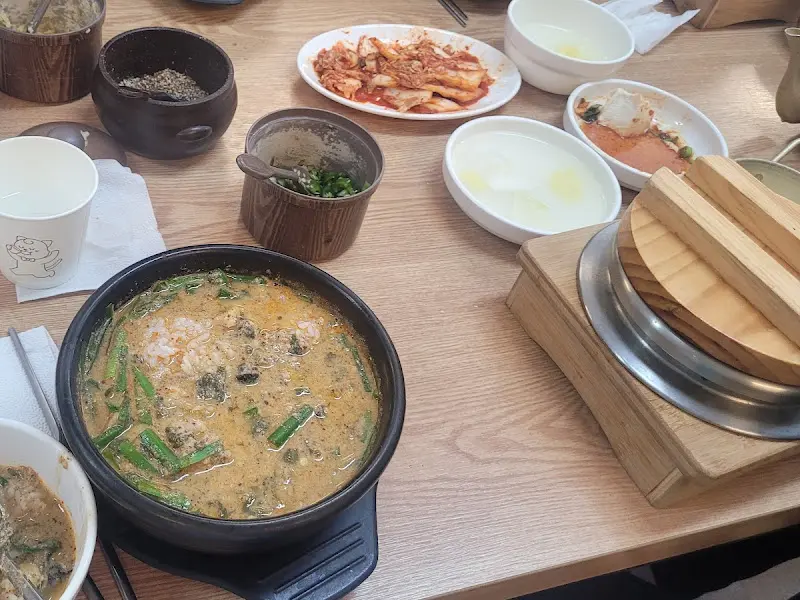 추어탕과 반찬 한 상 차림