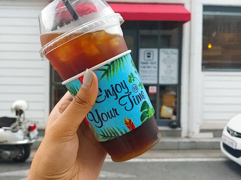 싱그러운 홀더가 인상적인 아이스 아메리카노